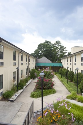 The Laurels of Summit Ridge: Courtyard